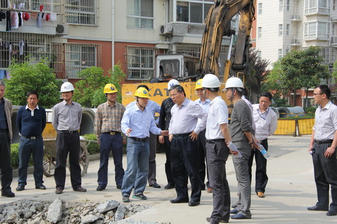 2014.05.20副区长徐剑萍视察奉浦社区雨水排管工程
